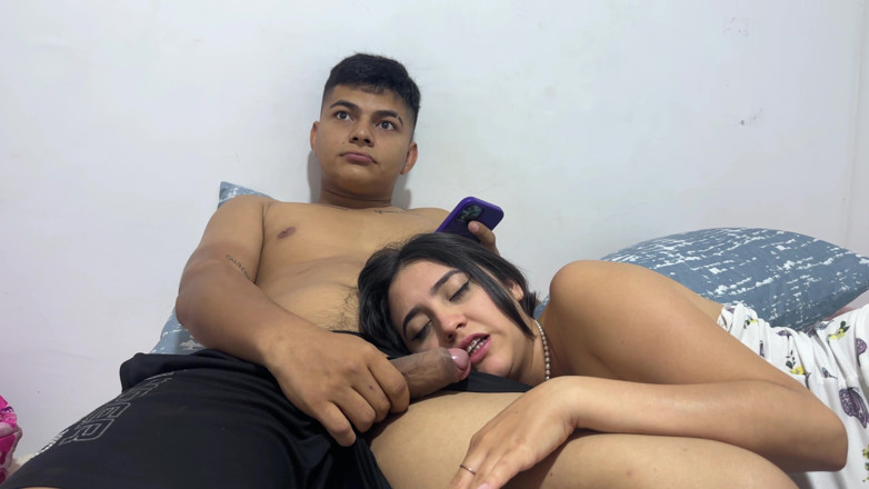 ManuelaAlvarez: Aku mengejutkan saudara tiri pantatku saat kami menonton film, aku...