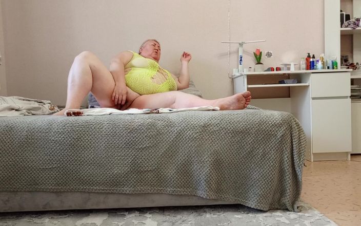 Zona901: Soacra își masturbează pizda cu jucării până la orgasm