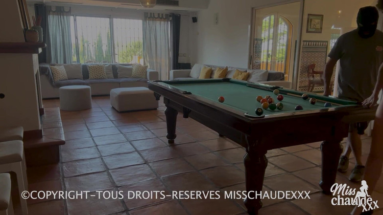 Misschaudexxx: Misschaudexxx, kotor dan tegar bercinta di atas meja biliar