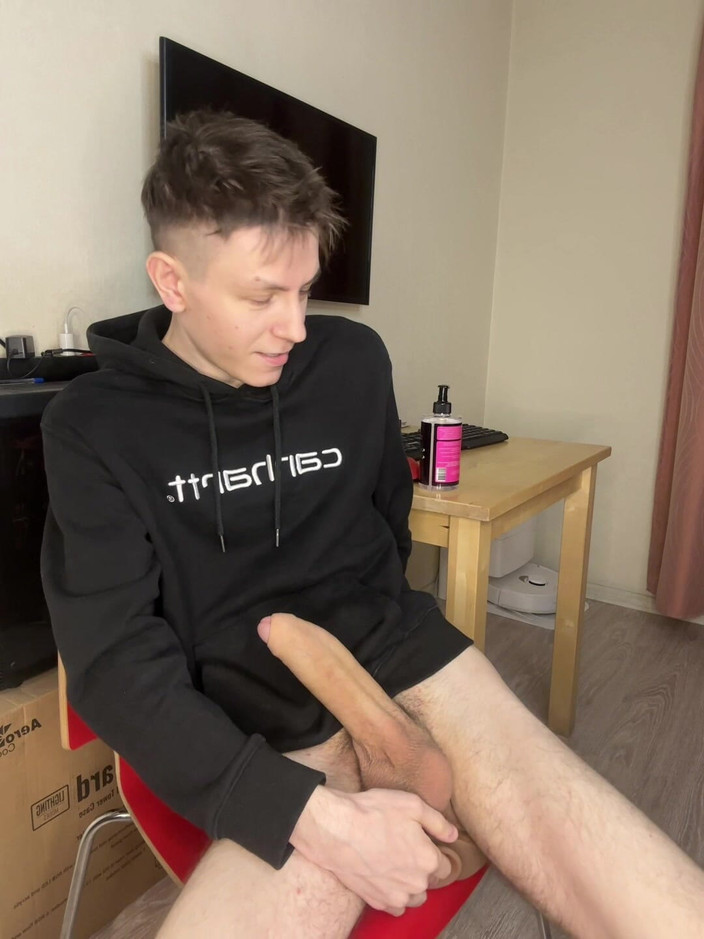 Morflot24: 18 ans et excitée : explosion de charge collante d’un twink