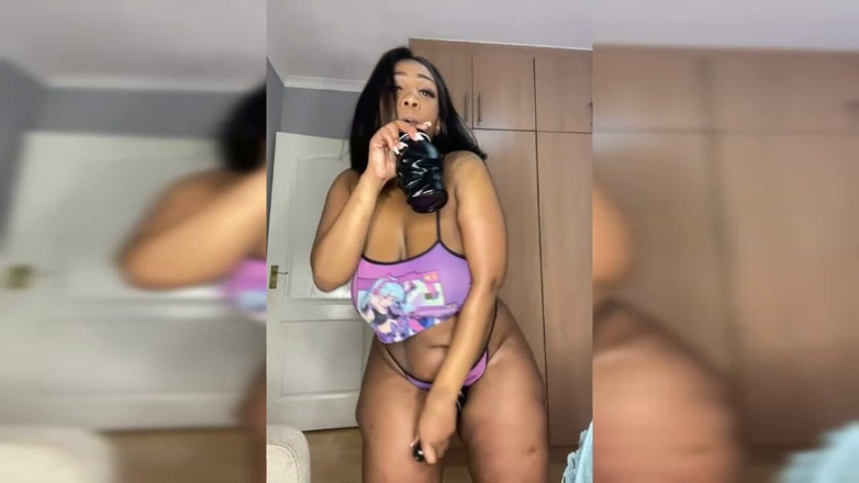 Legendary Booty Overdose: สาวสวยตัวใหญ่เปลื้องผ้าและบําเรอตูด