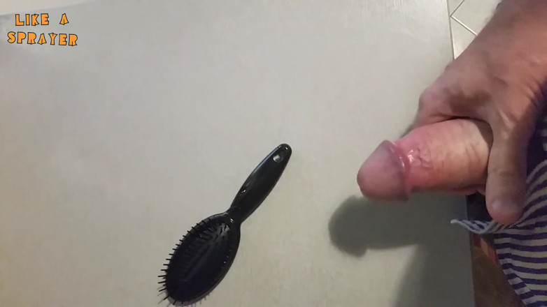 Like a sprayer: Handjob and cumshot on a haribrush