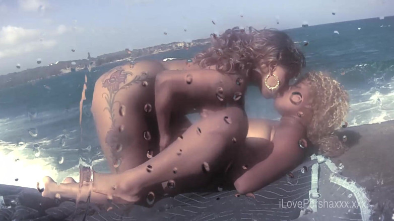 Porsha Carrera XXX: Chicas de ébano lamen coño en playa