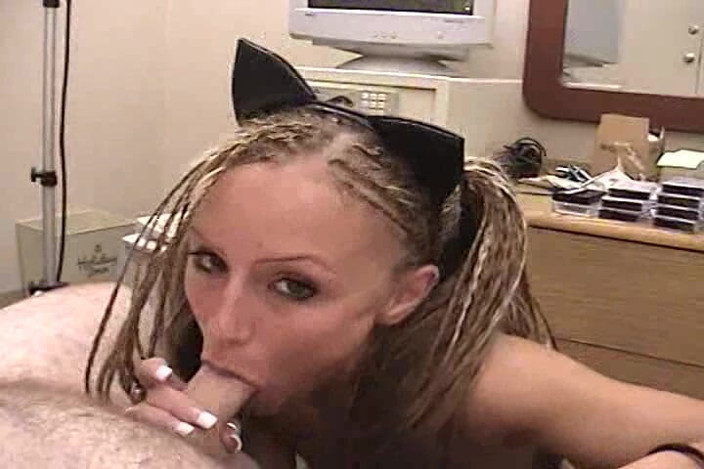 POV JOE: 4 pies 11 amateur Tasia - mamada en primer plano y facial...