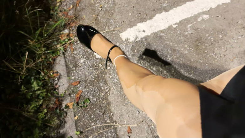 Loreleyadd: Moi, en collants Wolford, dans la rue
