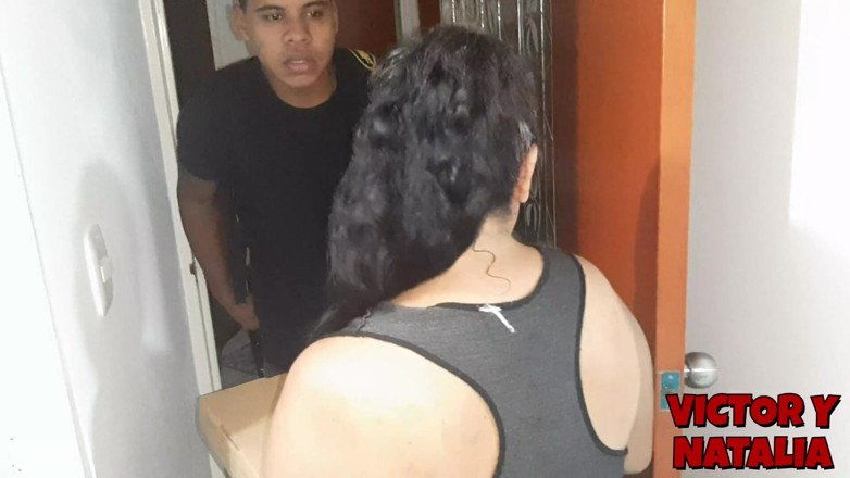 Victor y Natalia: Mature Waits for Me Outside the Bathroom to Fuck