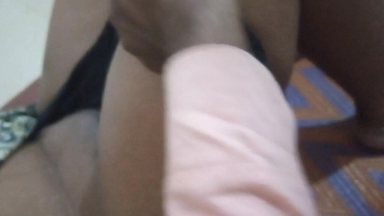 Sexy komil: Bhabhi estaba descansando, no podía detenerme de hacer sexo indio