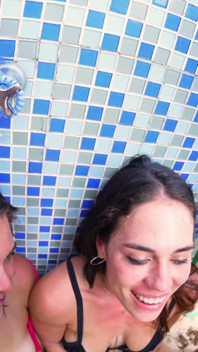 Seks bertiga basah tropika dengan Kinky Mary