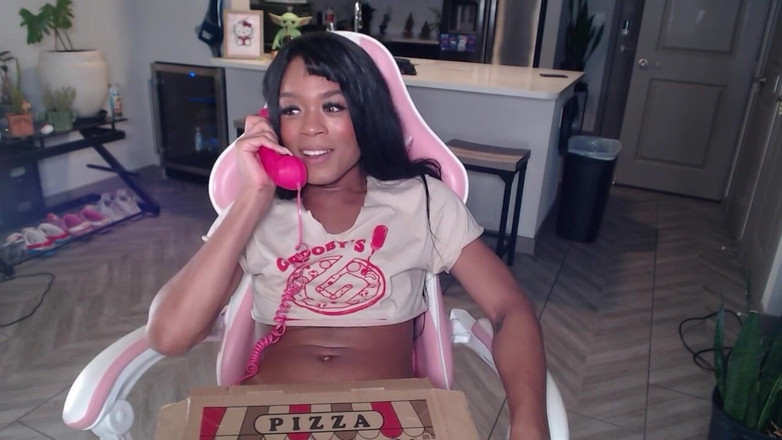 EROS ORISHA: Het tranny pizza leverans flicka knullar en pizzalåda med sin...