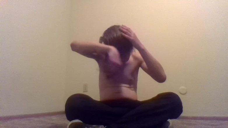 LilTaste: Topless transgirl escovando seu próprio cabelo