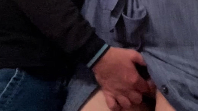 Niki studio: Cizinec prstí nadrženou milfku před prací v metru