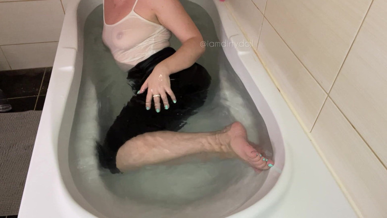 iamdirtydoll: Kentut dalam tab mandi dengan pakaian!