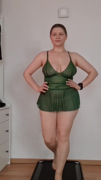 Loopband lingerie plaagt - wandelen in schattige thuisoutfits met stuiteren en schudden