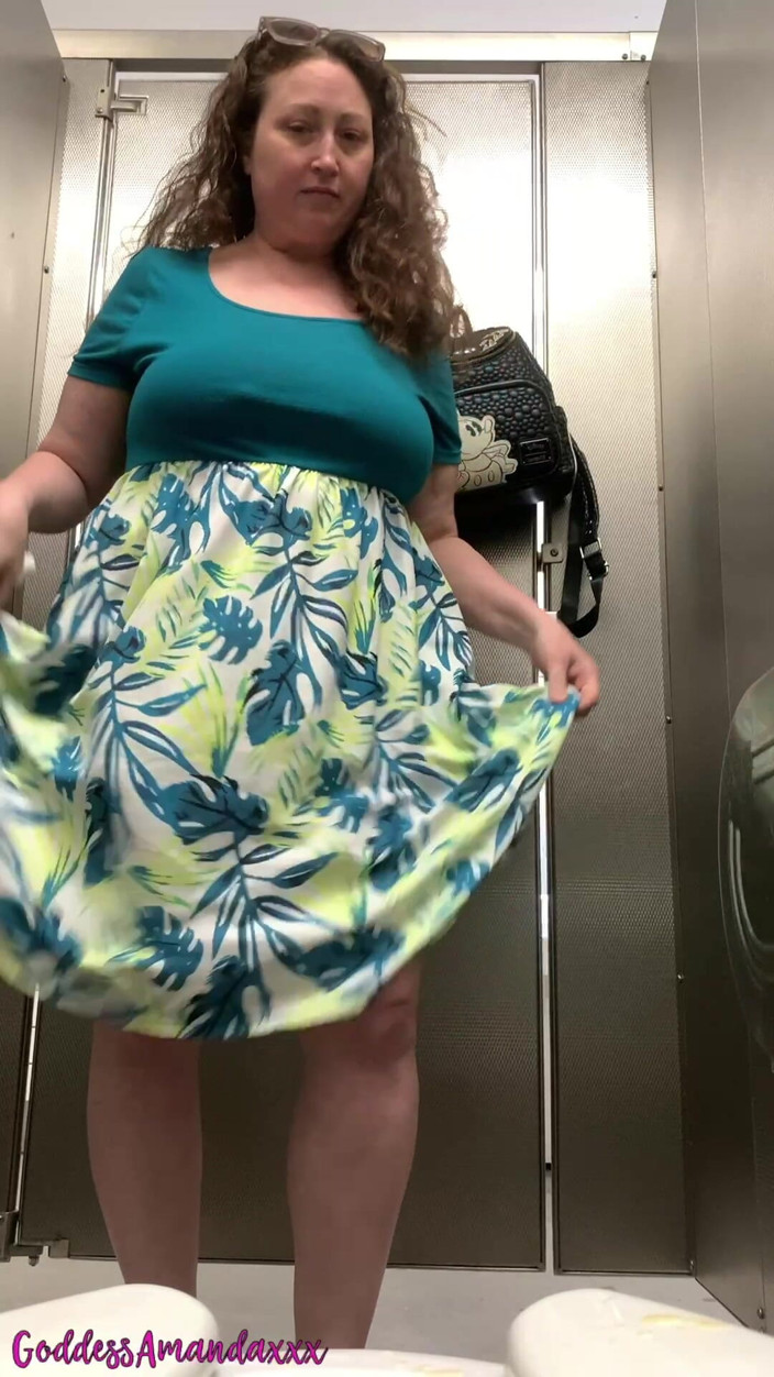 Goddess Amanda: Fat Pussy Peeing in Public Toilets
