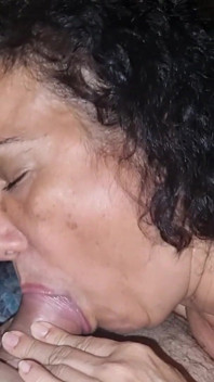 내 입에 사정할 때까지 팬의 자지를 빨아