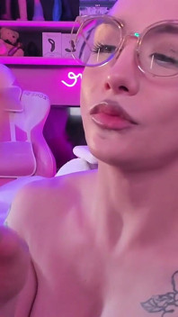 Wielki utalentowany Tgirl szarpnie jej dużego kutasa