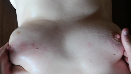 Bouncy Tits Action: Fatti un massaggio sulle mie tette