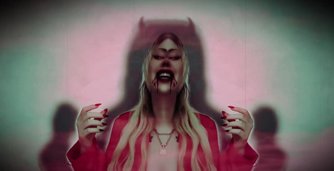 Goddess Misha Goldy: 开始深深地滑到你所属的地方。你是一个饥渴，绝望，无脑的小玩具。