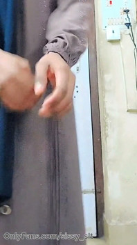 Hijabi Muslim Kinner Hijda Try to Masturbate Impotent Penis