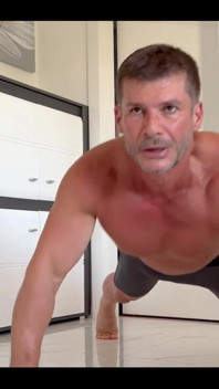 Sıkı kaslı şınav plank yumruk 16 reps 3 set