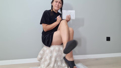 Adele Amber: 学生妹在课上撒尿