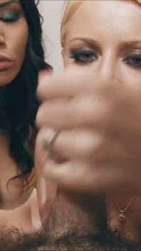 बड़े स्तनों वाली Brit Sophie dee और jessica bangkok लंड चूसती हैं!