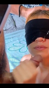 Blondine mit einem dicken arsch und einem perfekten körper wird hart penetriert und endet mit sperma in ihrem mund