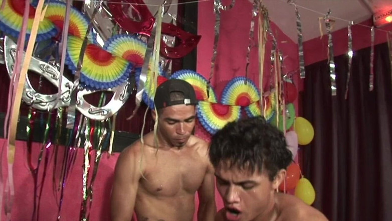 PORN FRENCH RAW FUCK CLUB X: Ragazzo latino che scopa senza preservativo per sesso esibizionista