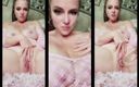 Nikki Nevada: Sexy masturbazione con dildo di vetro in lingerie rosa