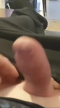 Pau muito grosso com enorme pau sem cortes brinca e inveja seu próprio pau em suas próprias mãos