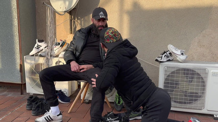 The Bearded Master: Spor ayakkabı ve ayak fetişi. Sakallı efendi ve kike gil.