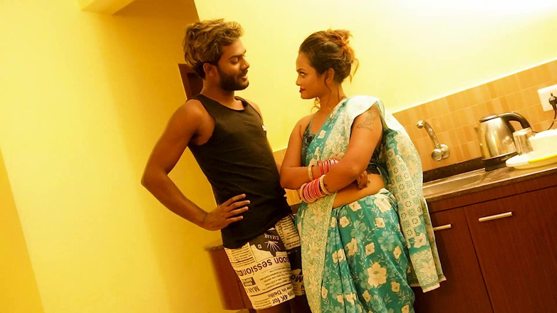 Xtramood: 性感的下流 bhabi 与她的 deborji 在厨房里啪