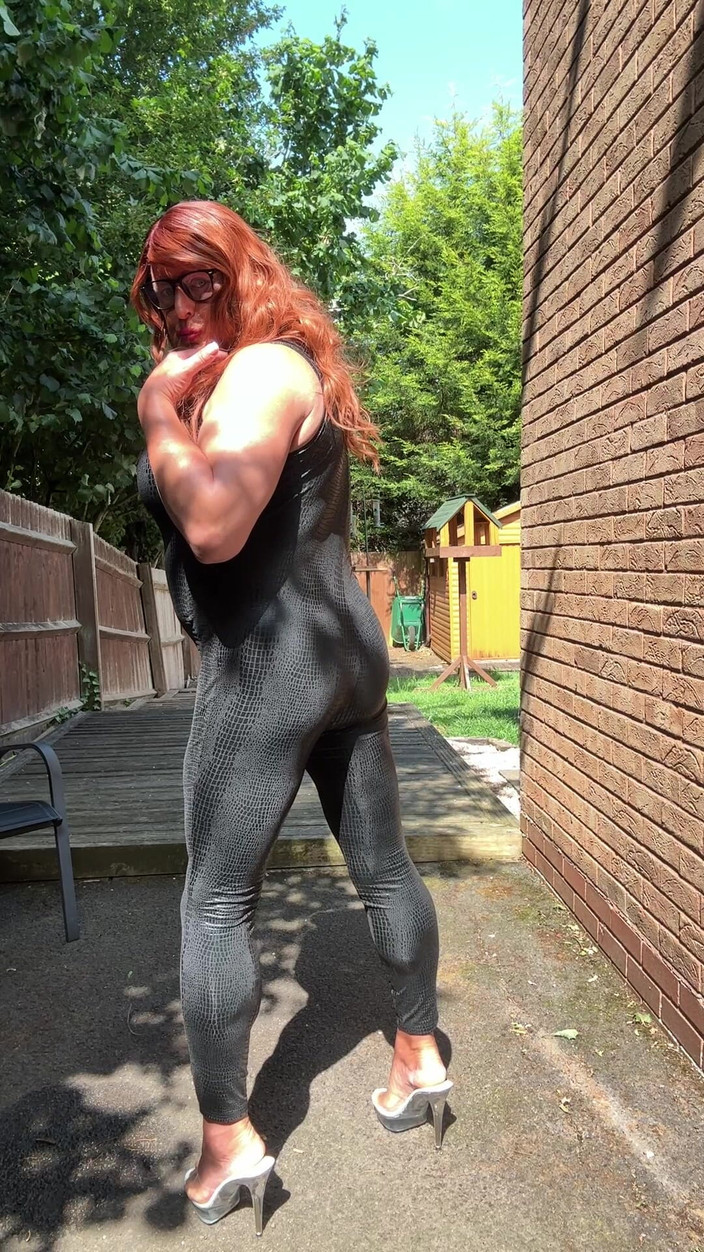 Kellycd2022: Sexy Crossdresser Kellycd2022 v černé pvc kombinéze a podpatcích