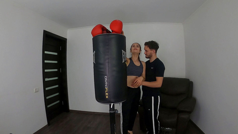 SassyTiff: Зведена сестра смокче великий член зведеного брата