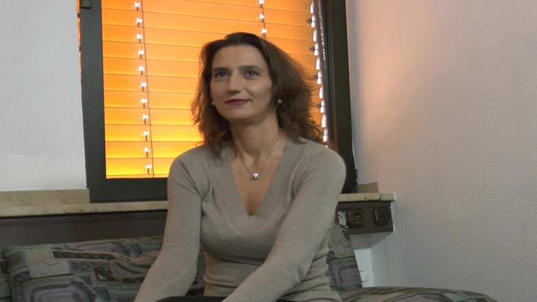 Deutsche Frauen: Stunning German MILF masturbates in solo action