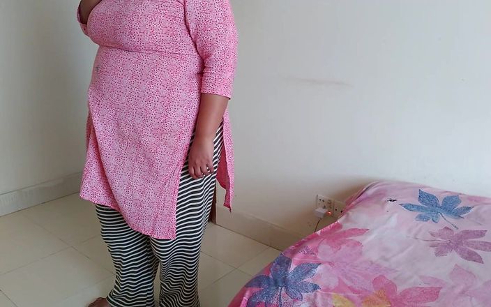 Aria Mia: Mătușa sexy tamil vorbea la telefon, când fiul vitreg gol...