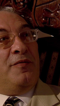 Bătrânul om de afaceri se culcă cu secretara lui sexy