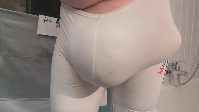 Monster_Meat_: Uitpuilen in witte Lycra-spandexuitrusting