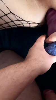 Femboy kıyafetli seks kölesi yaşlı usta tarafından iyi kullanılıyor (ayak fetişi)