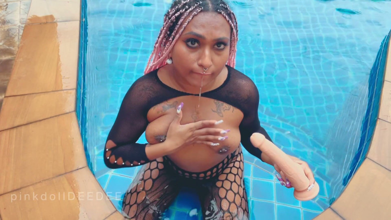 Desibhabhisimi: Deep Throat Dildo in Pool