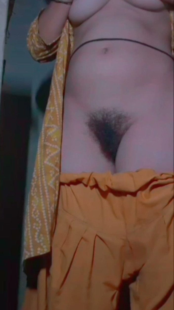TricolorMusic3: Ragazza sexy con culo caldo in cerca di cazzo