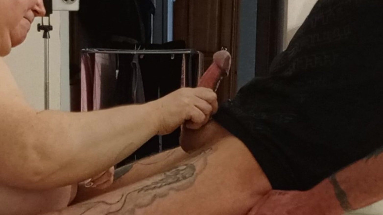 Zona901: Neighbor Does an Oil Dick Hand Job