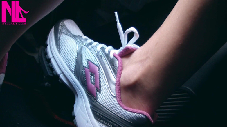 Nyllady: Lotto Sneakers में तेजी से ड्राइविंग