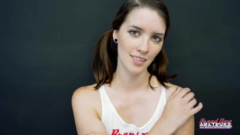 Brand New Amateurs: Hubená brunetka šuká a saje ptáka v porno konkurzu
