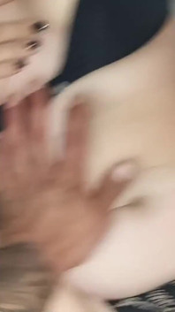 Allarga le gambe di mia moglie e la scopo molto forte