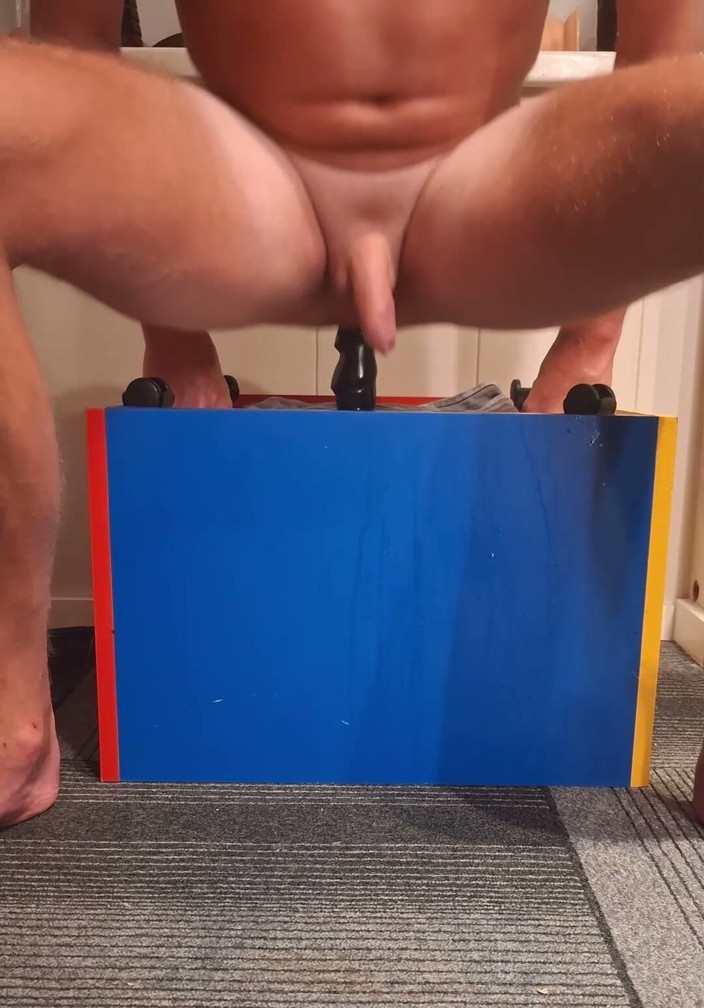 NoFace Twink X: Heißer solo-analspiel-twink nimmt dildo