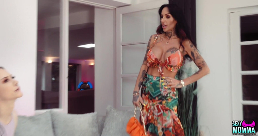 Sexy Momma XXX: Rokky ve orta yaşlı seksi kadın Tina geçinmeye çalışıyor!