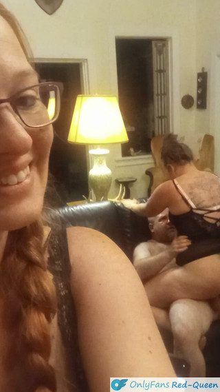 Red Queen: Cuckquean selfie - paroháč manželka se natáčí a sleduje, jak manžel šuká...
