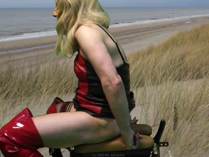 Mrs Samantha: Pani Samantha ujeżdża trzy wibratory na jej małpim rocker jebanie...