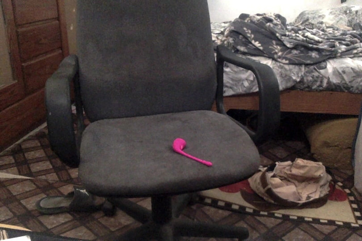 Joyboi solo leveling: Un uomo dell'esercito si masturba i genitori della porta accanto